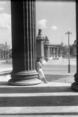 Magyarország, Budapest XIV., Hősök tere, Millenniumi emlékmű a Szépművészeti Múzeum oszlopsorától nézve., 1949, Jászai Sándor, Budapest, hölgy, oszlop, emlékmű, Fortepan #116741