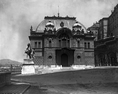 Hungary, Budapest I., Lovarda utca, a Lovarda előtt a Lovat fékező csikós szobra (ifj. Vastagh György, 1901.)., 1930, Fortepan, horse sculpture, Budapest, horse-breaker portrayal, Fortepan #116773