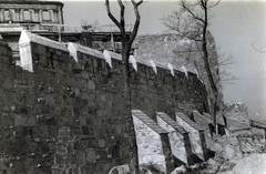 Magyarország, budai Vár, Budapest I., várfalak a keleti felvezető útnál a Déli nagy rondella kaputornya és a déli kortinafal között., 1950, Horváth Márton, Budapest, várfal, Fortepan #116783