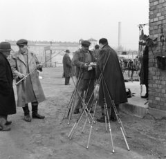 Magyarország, Budapest IX., lóvásár a Mester utca - Vágóhíd utca kereszteződés közelében. Háttérben a Szent Cirill és Szent Metód Bolgár Pravoszláv templom., 1958, FSZEK Budapest Gyűjtemény / Sándor György, Sándor György, ostor, Budapest, képarány: négyzetes, Fortepan #116805