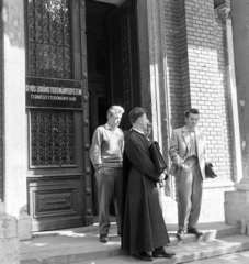 Magyarország, Budapest VIII., Múzeum körút 6-8., ELTE Természettudományi Kar., 1958, FSZEK Budapest Gyűjtemény / Sándor György, Sándor György, Budapest, zsebredugott kéz, férfiak, reverenda, pap, egyetem, Fortepan #116809