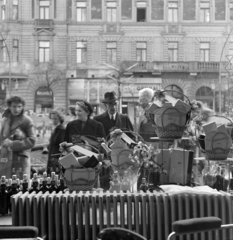 Magyarország, Budapest VII., az Erzsébet (Lenin) körút 27. szám alatti közért kirakata, háttérben a 30. számú ház homlokzata látható., 1958, FSZEK Budapest Gyűjtemény / Sándor György, Sándor György, kirakat, élelmiszerbolt, Budapest, Fortepan #116827