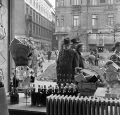 Magyarország, Budapest VII., az Erzsébet (Lenin) körút 27. szám alatti közért kirakata, szemben a Wesselényi utca sarkán jobbra a 30. számú ház., 1958, FSZEK Budapest Gyűjtemény / Sándor György, Sándor György, kirakat, bolt, Budapest, Fortepan #116828