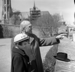 Magyarország, budai Vár, Budapest I., Szentháromság tér, játszótér a Tárnok utca alatt, jobbra a keleti várfal mellvédje., 1958, FSZEK Budapest Gyűjtemény / Sándor György, Sándor György, állvány, Budapest, kalap, nagyszülő, kislány, mutatni, képarány: négyzetes, Fortepan #116834