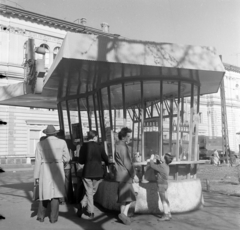 Magyarország, Budapest VI., Nyugati (Marx) tér a Teréz (Lenin) körút és a Jókai utca között., 1958, FSZEK Budapest Gyűjtemény / Sándor György, Sándor György, Budapest, pavilon, képarány: négyzetes, büfé, Fortepan #116836