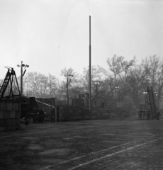 Magyarország, Budapest XIV., Ötvenhatosok tere (Felvonulási tér), készül a díszvendégek tribünje a május 1-i felvonulásra., 1958, FSZEK Budapest Gyűjtemény / Sándor György, Sándor György, Budapest, építkezés, képarány: négyzetes, Fortepan #116840