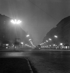 Magyarország, Budapest VI., Oktogon (November 7. tér), szemben a Teréz (Lenin) körút a Király (Majakovszkij) utca felé nézve., 1959, FSZEK Budapest Gyűjtemény / Sándor György, Sándor György, éjszaka, Budapest, villamos, Fortepan #116843