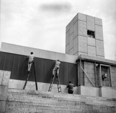 Magyarország, Budapest XIV., Ötvenhatosok tere (Felvonulási tér), a Sztálin szobor talapzatának átalakítása dísztribünné a május 1-i felvonulásra., 1958, FSZEK Budapest Gyűjtemény / Sándor György, Sándor György, Budapest, létra, képarány: négyzetes, dekoráció, háttal, Fortepan #116848