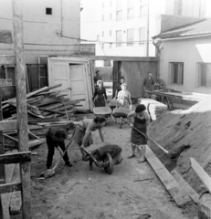 Magyarország, Budapest IV., Attila utca 32., a Duna Kultúrotthon (a Duna Cipőgyár művelődési háza) építkezése., 1959, FSZEK Budapest Gyűjtemény / Sándor György, Sándor György, Budapest, talicska, Fortepan #116855