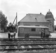 Magyarország, Budapest XVI., Veres Péter út (Szabadság útja), háttérben a Hősök fasora sarkán a Közért vállalat fűszer, csemege boltja., 1960, FSZEK Budapest Gyűjtemény / Sándor György, Sándor György, élelmiszerbolt, Közért Vállalat, autóbusz, Budapest, Fortepan #116892