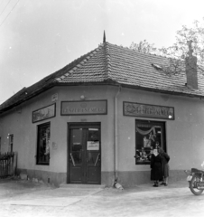 Magyarország, Budapest XVI., Csömöri út 205., Diófa utca sarok., 1958, FSZEK Budapest Gyűjtemény / Sándor György, Sándor György, rendszám, Budapest, élelmiszerbolt, Közért Vállalat, Fortepan #116900