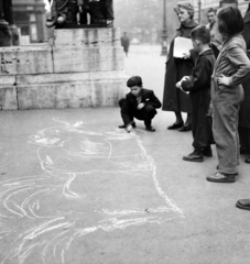 Magyarország, Budapest VI., Andrássy út (Népköztársaság útja), a felvétel a Magyar Állami Operaház épülete előtt készült., 1958, FSZEK Budapest Gyűjtemény / Sándor György, Sándor György, gyerekek, aszfaltrajz, Budapest, Fortepan #116910