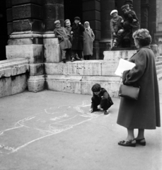 Magyarország, Budapest VI., Andrássy út (Népköztársaság útja), a felvétel a Magyar Állami Operaház épülete előtt készült., 1958, FSZEK Budapest Gyűjtemény / Sándor György, Sándor György, gyerekek, aszfaltrajz, Budapest, Fortepan #116911