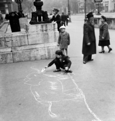 Magyarország, Budapest VI., Andrássy út (Népköztársaság útja), a felvétel a Magyar Állami Operaház épülete előtt készült., 1958, FSZEK Budapest Gyűjtemény / Sándor György, Sándor György, gyerekek, aszfaltrajz, Budapest, Fortepan #116912