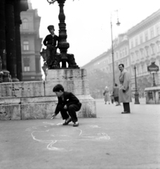 Magyarország, Budapest VI., Andrássy út (Népköztársaság útja), a felvétel a Magyar Állami Operaház épülete előtt készült., 1958, FSZEK Budapest Gyűjtemény / Sándor György, Sándor György, fiúk, aszfaltrajz, Budapest, Fortepan #116913