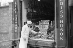 Magyarország, Budapest XX., Kossuth Lajos utca 99/a, hentesüzlet., 1958, FSZEK Budapest Gyűjtemény / Sándor György, Sándor György, Budapest, kirakat, eladó, hentes, Fortepan #116918