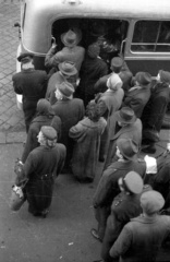 Magyarország, Budapest VIII., Rákóczi út, a Blaha Lujza téri buszmegálló a Nemzeti Színházból nézve., 1959, FSZEK Budapest Gyűjtemény / Sándor György, Sándor György, Budapest, kalap, tömegközlekedés, Fortepan #116937