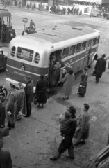 Magyarország, Budapest VIII.,Budapest VII., Rákóczi út, a Blaha Lujza téri buszmegálló a Nemzeti Színházból nézve., 1959, FSZEK Budapest Gyűjtemény / Sándor György, Sándor György, autóbusz, kockakő, villamosmegálló, rendszám, Budapest, Fortepan #116938