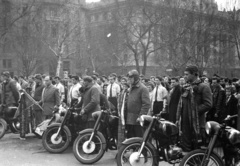 Magyarország, Budapest V., Szabadság tér, a hálastaféta résztvevői a magyar fiatalok üzenetét viszik a szovjet határra., 1959, FSZEK Budapest Gyűjtemény / Sándor György, Sándor György, motorkerékpár, Budapest, Fortepan #116970