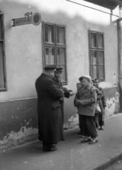 1957, FSZEK Budapest Gyűjtemény / Sándor György, Sándor György, bus stop, Fortepan #116973