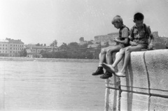 Hungary, Budapest V.,Budapest I., pesti alsó rakpart a Vigadó tér közelében, a túlparton a Várkert (Beloiannisz) rakpart és a Királyi Palota (később Budavári Palota)., 1957, FSZEK Budapest Gyűjtemény / Sándor György, Sándor György, fishing, kids, Budapest, Danube's shore, Fortepan #116980