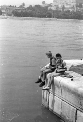 Hungary, Budapest V.,Budapest I., a pesti alsó rakpart a Vigadó tér közelében, a túlparton a Várkert (Beloiannisz) rakpart és a Királyi Palota (később Budavári Palota)., 1957, FSZEK Budapest Gyűjtemény / Sándor György, Sándor György, fishing, kids, Budapest, Danube's shore, Fortepan #116981