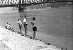 Hungary, Budapest V.,Budapest XI., budai alsó rakpart a Szent Gellért tér alatt, szemben a Szabadság híd és a Belgrád rakpart házsora, távolban a Széchenyi Lánchíd., 1957, FSZEK Budapest Gyűjtemény / Sándor György, Sándor György, fishing, kids, Budapest, Danube's shore, Fortepan #116982