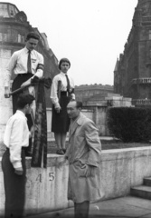 Hungary, Budapest V., Szabadság tér, szovjet hősi emlékmű, szemben a háttérben az Aulich utca., 1957, FSZEK Budapest Gyűjtemény / Sándor György, Sándor György, Budapest, school uniform, Fortepan #116983