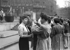 Hungary, Budapest V., Szabadság tér, szovjet hősi emlékmű, jobbra a háttérben az Aulich utca., 1957, FSZEK Budapest Gyűjtemény / Sándor György, Sándor György, Budapest, tie, school uniform, Fortepan #116984