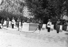 Magyarország, Budapest XVII., Rákosligeti temető, román katonák sírjai és hősi emlékművük., 1958, FSZEK Budapest Gyűjtemény / Sándor György, Sándor György, Budapest, egyenruha, díszőrség, Fortepan #117005