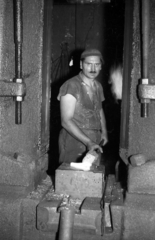 1957, FSZEK Budapest Gyűjtemény / Sándor György, Sándor György, worker, blacksmith, Fortepan #117013