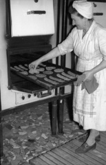 1957, FSZEK Budapest Gyűjtemény / Sándor György, Sándor György, pastry, gas stove, baking industry, bakery, Fortepan #117020