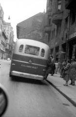 Hungary, Budapest VII., buszmegálló a Wesselényi utca 24. előtt. Bal oldalon előrébb látszik a Kazinczy utcai jellegzetes, íves építésű sarokház., 1957, FSZEK Budapest Gyűjtemény / Sándor György, Sándor György, bus, Ikarus-brand, number plate, Budapest, Fortepan #117022