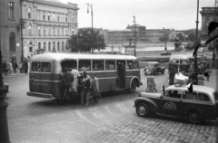 Hungary, Budapest I., Clark Ádám tér, balra a Lánchíd Palota, jobbra a Széchenyi Lánchíd., 1957, FSZEK Budapest Gyűjtemény / Sándor György, Sándor György, bus, Ikarus-brand, MÁVAG-brand, Budapest, Skoda-brand, Czechoslovak brand, Fortepan #117023