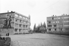 Magyarország, Budapest IV., Szent László (Papp József) tér, szemben a Nagysándor József utca. Balra Kádár György Faültetôk című sgraffito-ja., 1959, FSZEK Budapest Gyűjtemény / Sándor György, Sándor György, Budapest, Fortepan #117033