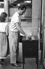 Hungary, Budapest VII., Károly (Tanács) körút 1., totózó., 1957, FSZEK Budapest Gyűjtemény / Sándor György, Sándor György, lottery retailer, Budapest, Fortepan #117046