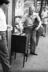 Hungary, Budapest VII., Károly (Tanács) körút 1., totózó., 1957, FSZEK Budapest Gyűjtemény / Sándor György, Sándor György, lottery retailer, Budapest, Fortepan #117048