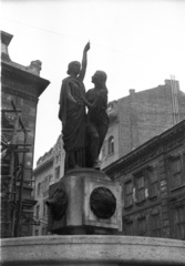 Magyarország, Budapest VIII., Szabó Ervin tér (Baross utca), Magyar Igazság kútja, alternatív elnevezés: Justitia-kút (Szentgyörgyi István, 1929.), 1959, FSZEK Budapest Gyűjtemény / Sándor György, Sándor György, Budapest, szökőkút, Fortepan #117056