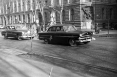 Magyarország, Budapest VI., Andrássy út (Népköztársaság útja), szemben az Izabella utca sarkon a 73-75. szám, a MÁV Igazgatóságának épülete., 1959, FSZEK Budapest Gyűjtemény / Sándor György, Sándor György, Budapest, Ford Customline, GAZ 12 ZIM, Fortepan #117060