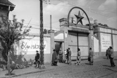 Magyarország, Budapest IV., Károlyi István (Táncsics Mihály) utca 10. Duna Cipőgyár, főbejárat., 1959, FSZEK Budapest Gyűjtemény / Sándor György, Sándor György, május 1, Budapest, cipőgyártás, Fortepan #117069