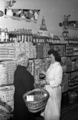 Hungary, Budapest XIV., Örs vezér tere 2., a XIV.kerület harmadik önkiszolgáló KÖZÉRT bolt­ja, korszerű, luxuskivitelű be­rendezéssel., 1957, FSZEK Budapest Gyűjtemény / Sándor György, Sándor György, basket, Budapest, grocery store, Közért Company, Fortepan #117079