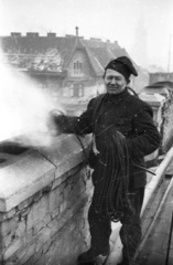 Hungary, Budapest IX., kéményseprő a Ráday utca 33/a háztetején, szemben a Ráday utca - Kinizsi utcai sarokház. Jobbra háttérben a Bakáts téri Assisi Szent Ferenc-templom sziluettje., 1957, FSZEK Budapest Gyűjtemény / Sándor György, Sándor György, Budapest, chimney sweeper, Fortepan #117082