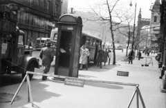 Magyarország, Budapest V., Szabad sajtó út, szemben a lerombolt Erzsébet híd pesti hídfőjének kapuzata, jobbra a Belvárosi-templom., 1959, FSZEK Budapest Gyűjtemény / Sándor György, Sándor György, autóbusz, teherautó, Budapest, Fortepan #117087