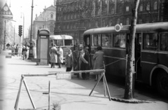 Magyarország, Budapest V., Szabad sajtó út a Ferenciek tere (Felszabadulás tér) felé nézve, jobbra szemben a Királyi Bérpalota, mögötte a Belvárosi Ferences templom., 1959, FSZEK Budapest Gyűjtemény / Sándor György, Sándor György, Budapest, autóbusz, Fortepan #117089