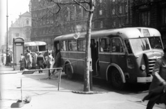 Magyarország, Budapest V., Szabad sajtó út a Ferenciek tere (Felszabadulás tér) felé nézve, jobbra szemben a Királyi Bérpalota, mögötte a Belvárosi Ferences templom., 1959, FSZEK Budapest Gyűjtemény / Sándor György, Sándor György, autóbusz, MÁVAG-márka, MÁVAG Tr5, Budapest, Fortepan #117090