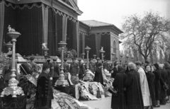 Hungary, Budapest VIII., Fiumei úti Nemzeti Sírkert (Kerepesi temető) 1957. április 19-én. Az 1956. októberében a rádiónál és a Kertész utcánál elesett tisztek koporsója a ravatalozó előtt., 1957, FSZEK Budapest Gyűjtemény / Sándor György, Sándor György, Budapest, drapery, mute, wreath, Fortepan #117091