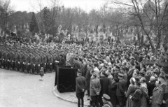 Hungary, Budapest VIII., Fiumei úti Nemzeti Sírkert (Kerepesi temető) 1957. április 19-én. Csikesz Józsefné, az MSZMP budapesti intéző bizottságának tagja a rádiónál és a Kertész utcánál elesett tisztek búcsúztató beszédét tartja., 1957, FSZEK Budapest Gyűjtemény / Sándor György, Sándor György, Budapest, mass, Fortepan #117095