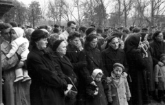 Hungary, Budapest VIII., Fiumei úti Nemzeti Sírkert (Kerepesi temető) 1957. április 19-én. Az 1956. októberében a rádiónál és a Kertész utcánál elesett tisztek temetésekor készült a felvétel., 1957, FSZEK Budapest Gyűjtemény / Sándor György, Sándor György, funeral, Budapest, Fortepan #117097