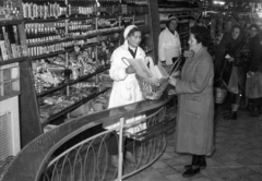 Hungary, Budapest XIV., Örs vezér tere 2., a XIV.kerület harmadik önkiszolgáló KÖZÉRT bolt­ja, korszerű, luxuskivitelű be­rendezéssel., 1957, FSZEK Budapest Gyűjtemény / Sándor György, Sándor György, vendor, basket, Budapest, grocery store, Közért Company, Fortepan #117101