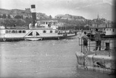 Hungary, Budapest V.,Budapest I., pesti alsó rakpart. A Kőrös lapátkerekes gőzhajó a Vigadó téri hajóállomásnál, háttérben a budai Vár., 1957, FSZEK Budapest Gyűjtemény / Sándor György, Sándor György, ship, steamboat, Kőrös/Verecke ship, Budapest, Fortepan #117102